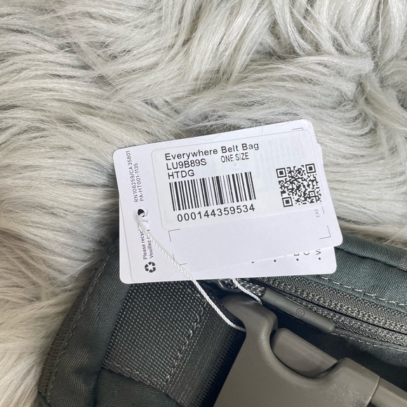 SOLD EVENT Lululemon everywhere belt bag - Picture 2 of 8